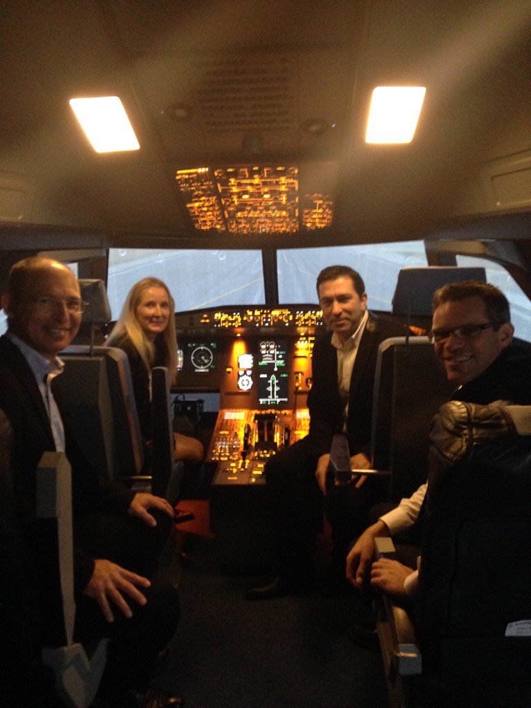 STORLIGUIAN's tweet image. Rencontre avec des dirigeants de TPE chez Sim Airways le simulateur de vols   @UPE13_ #Tpme#Aubagne