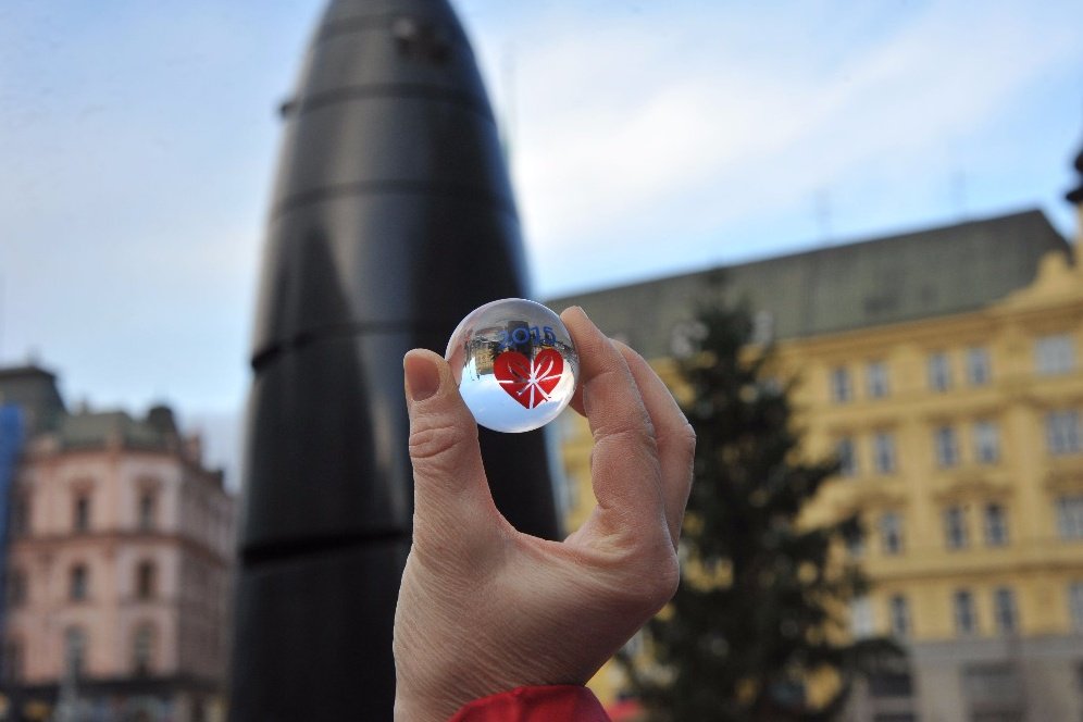 VaseVanoce's tweet photo. Vánoce neminou ani brněnský orloj, ten bude v době adventu vydávat skleněné kuličky s vánočním motivem. #VaseVanoce https://t.co/okXvVrYMir