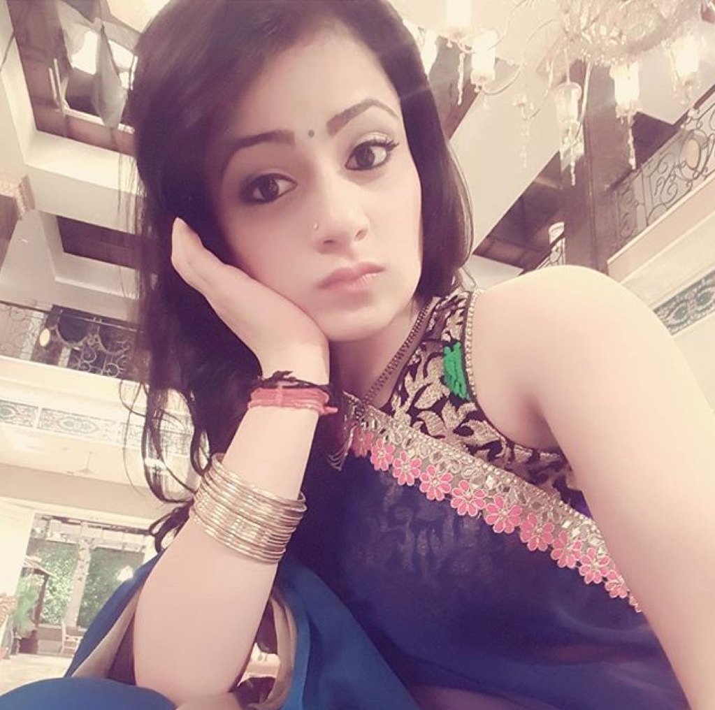 saumya_markanda's tweet photo. Awwwww!! #AdorableRadhika😘 #AsPrettyAsEver😍 #Ishani💁 #OnTheSetsOfMATSH🎥 #BeautyQueen👸 https://t.co/1OTOQbpyCq