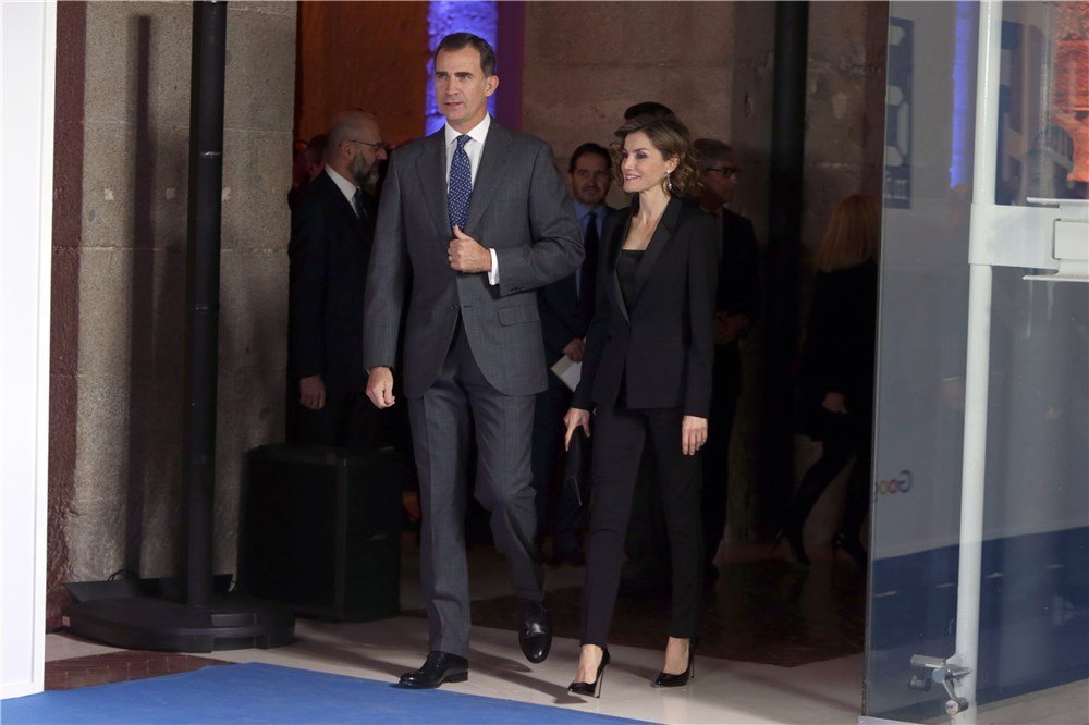 Mujerhoy's tweet photo. La #ReinaLetizia luce de nuevo su mejor look: el esmoquin de @HUGOBOSS https://t.co/ynmUhLcRG8 https://t.co/UM0zE3IkLQ