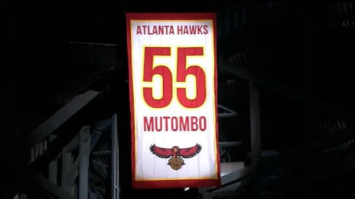 sonipicks10's tweet photo. Atlanta Hawks retiró anoche el dorsal numero 55 en honor a Dikembe Mutombo. https://t.co/JoQqwj2DqI