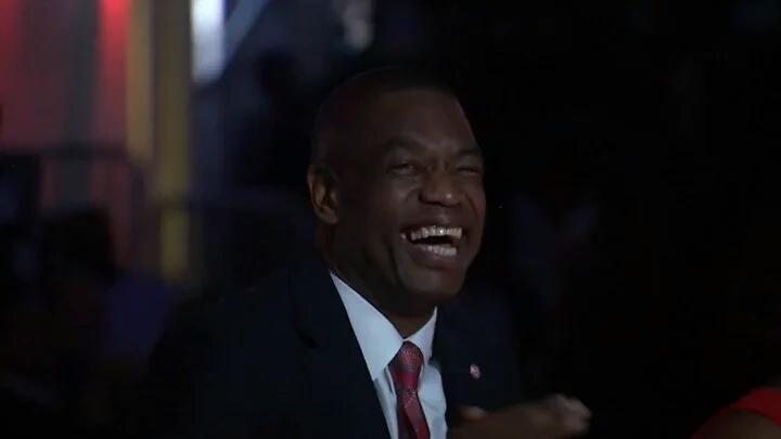sonipicks10's tweet photo. Atlanta Hawks retiró anoche el dorsal numero 55 en honor a Dikembe Mutombo. https://t.co/JoQqwj2DqI