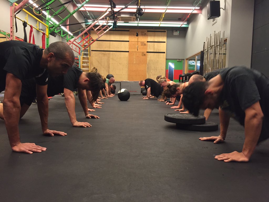 SamFit_PT's tweet photo. Frame crew @GYMBOXofficial #oldstreet hammered the zonal workout! #pressplankfinisher #fitness #frame https://t.co/iQCLd5Pw7y
