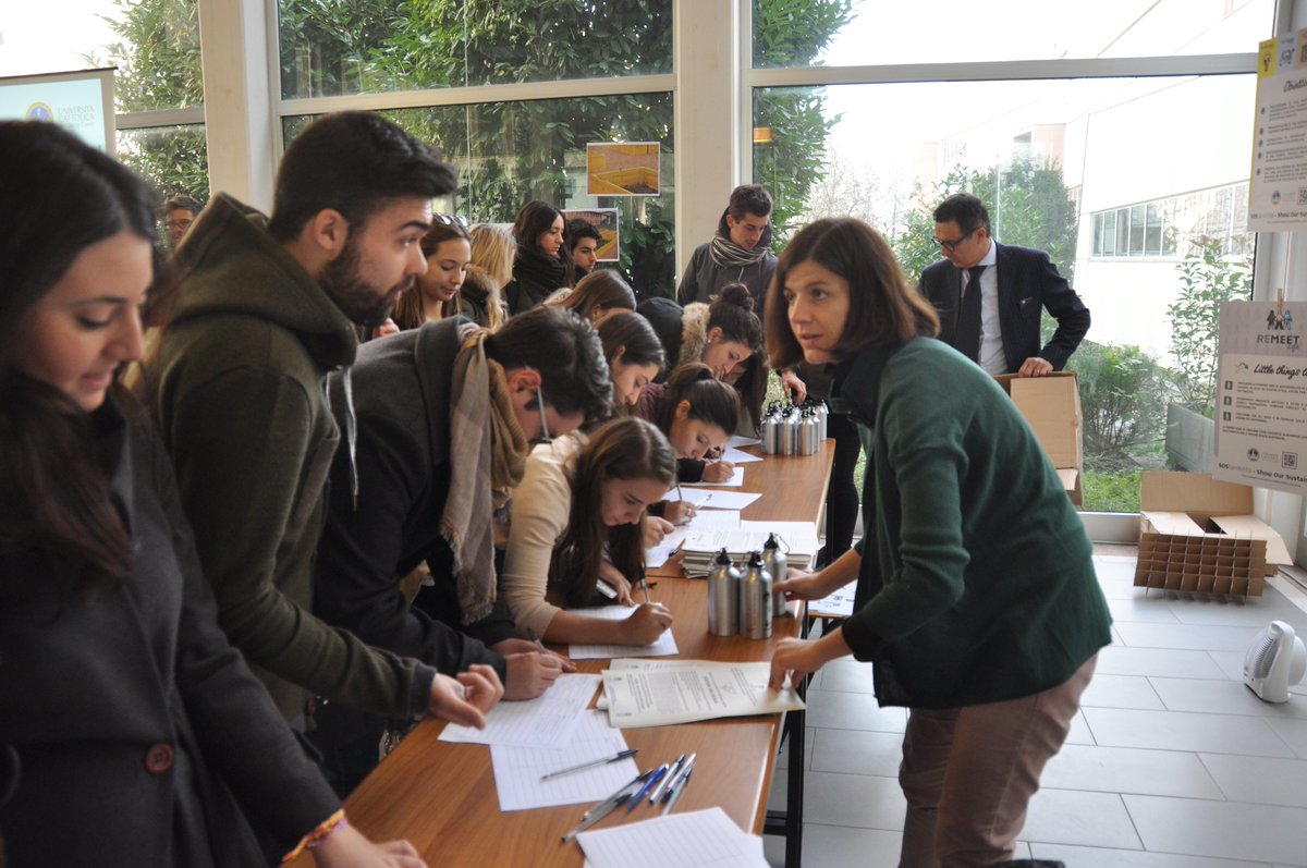 barbara_maria_m's tweet photo. #ProgettoSostenibilita #FontanelleAcquaPotabile in #unicattpc 300 #Borracce distribuite in 1 ora @MauroBalordi https://t.co/bp7UQZZReN