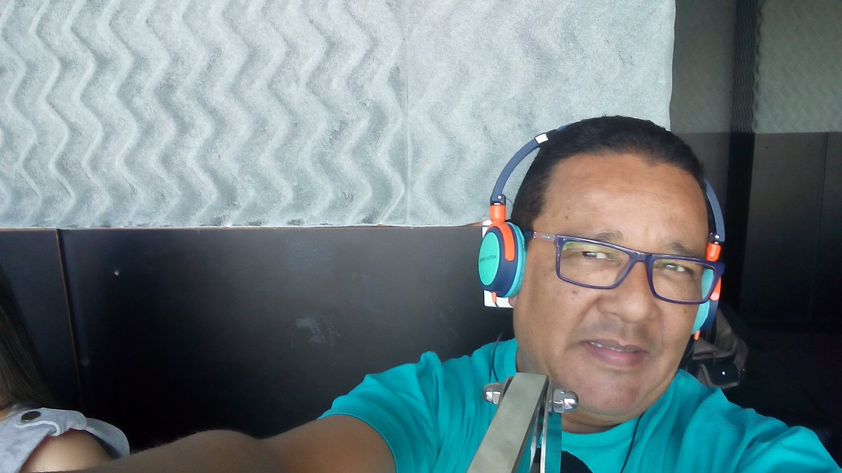 Cyroopapinha's tweet photo. Já no nosso #comando95 @comando95 até as 8h com @radioregis, @MariVieira95fm. @vinimarinhofm se ligaê!!! https://t.co/Lmgn04uKGx