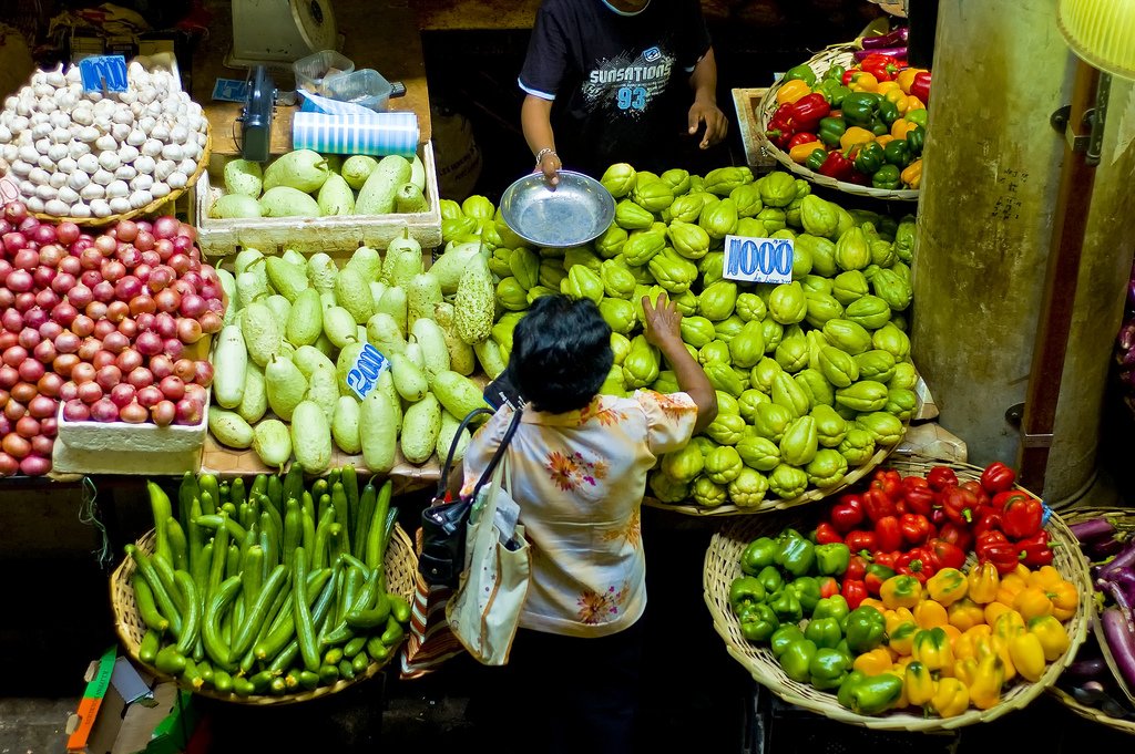 mon_ilemaurice's tweet photo. Un petit tour au marché de Port-Louis ?🍍🍉🍋 https://t.co/e2BjPHYgXY