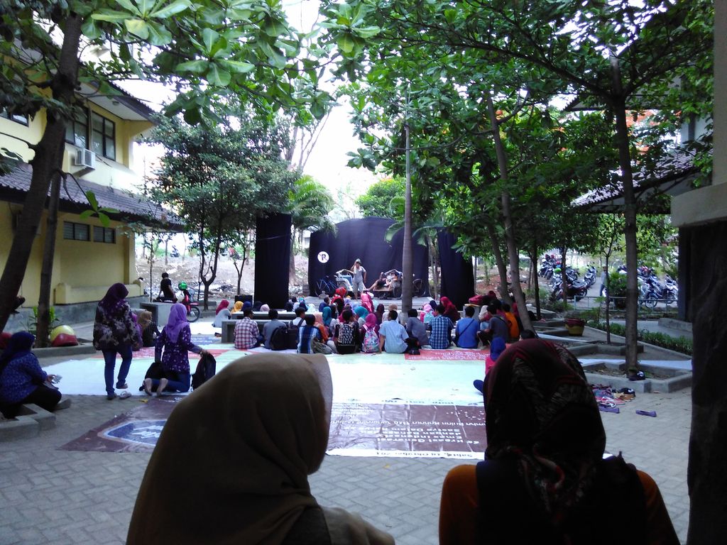 JBSIUnesa's tweet photo. Penampilan Kalang sore ini di panggung terbuka JBSI. Suweru pol @InfoUnesa @UnesaSurabaya @explore_unesa https://t.co/Ol27APoUft