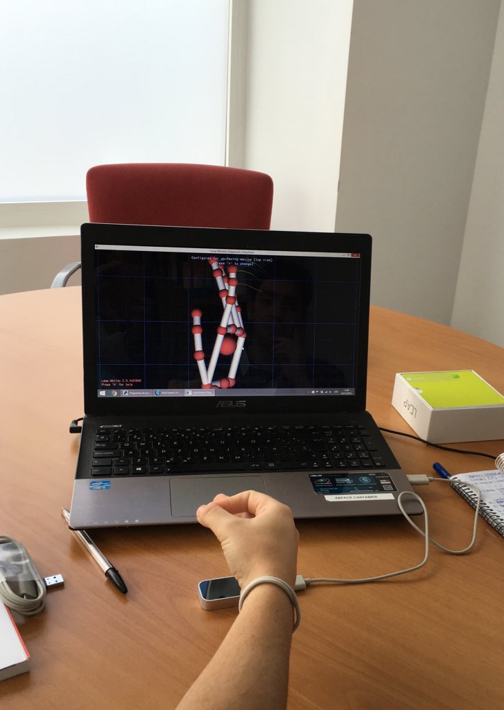 NeuroPed_'s tweet photo. Probando nuevas TICS aplicadas a la rehabilitación, esta vez para la mano #nuevastecnologias #csic https://t.co/gT9lAW8ptV