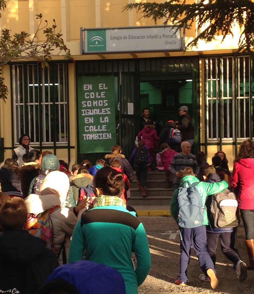 JavierMilena's tweet photo. Los centros educativos de #albolote se suman a los actos del 25N. Una bonito mensaje luce hoy en el cole #abadia. https://t.co/xaeR00XSpL