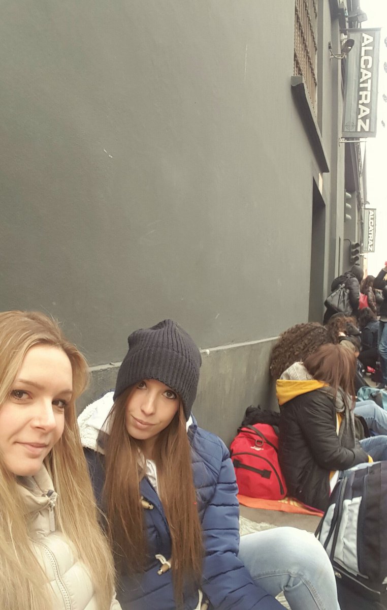_vane91_'s tweet photo. Vieni a salutarciiiii?  Fa freddo!! @BiagioAntonacci 😍 a dopo https://t.co/AyQuWJO4IW