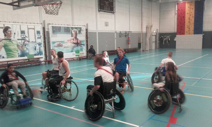 HansMater1's tweet photo. De eerste clinic #rolstoelbasketbal @dehoogstraat door #scantilope in volle gang. Veel jeugd aanwezig #toekomst! https://t.co/rrEAi9roQO