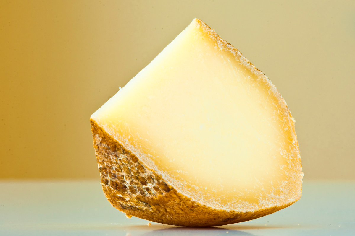 CheesePleaseUK's tweet image. Meet Berkswell a ewes milk cheese from Warwickshire found in this years Christmas Experience Box #cheese #xmas #gift
