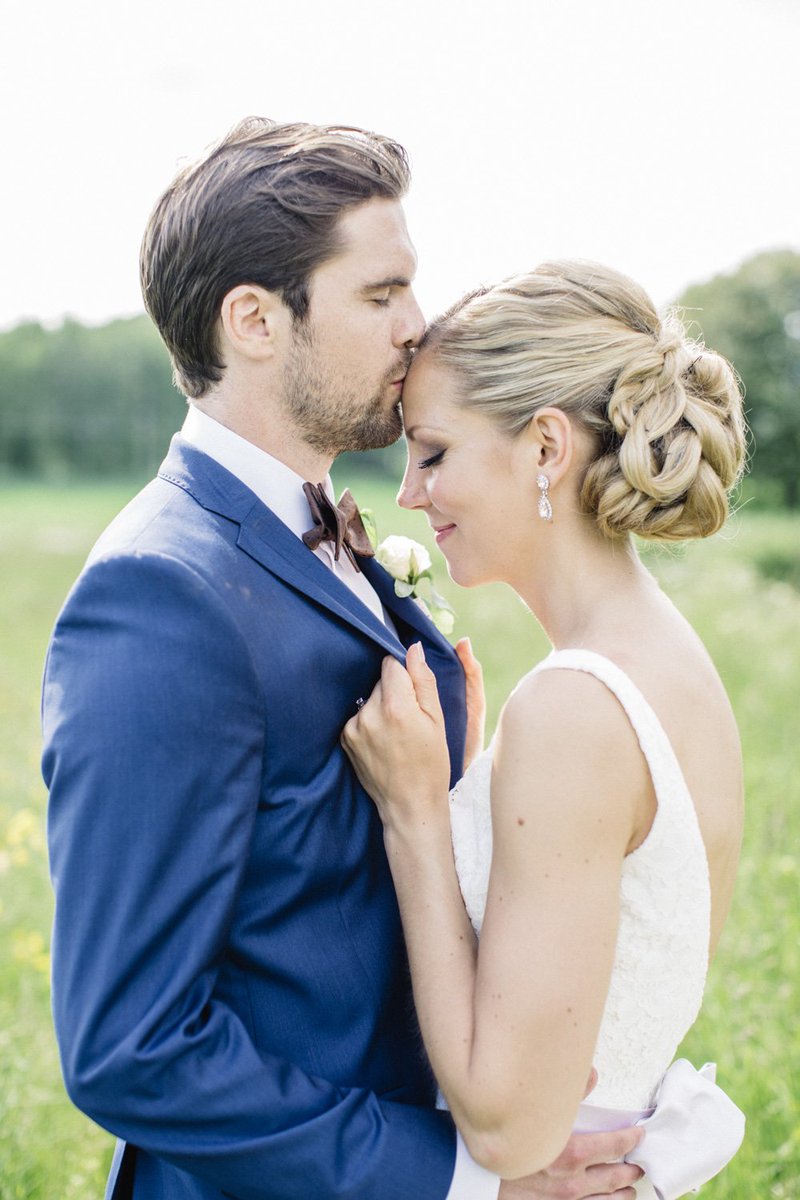 RockMyWedding's tweet photo. Lace, bows, braids, pastels and peonies for the win at this rustic destination #wedding. https://t.co/9lWyUkDhKH https://t.co/1yNwuX2eln
