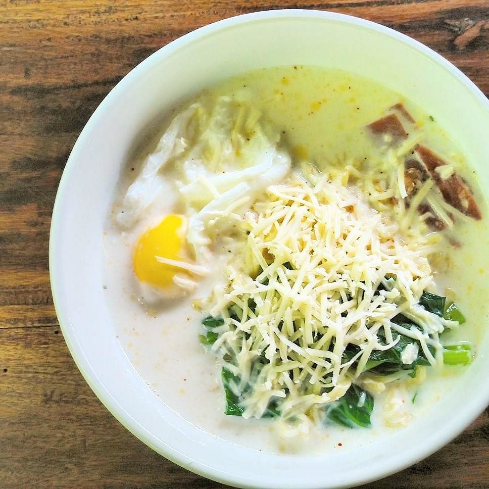 Hujan hujan emang paling cocok makan Mie Rebus Smoked Beef Kuah Susu + Keju! 
Nyummm... ift.tt/1jje5pK