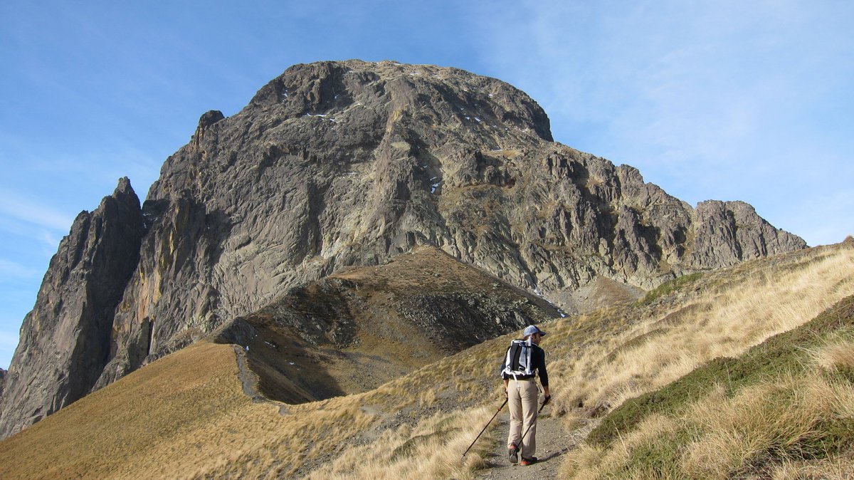 hermanospou's tweet photo. Camino de la via normal del #MidiD'Ossau, una de las montañas mas bonitas del #Pirineo @TheNorthFaceEU @redbullESP https://t.co/7mZSnDt8MT
