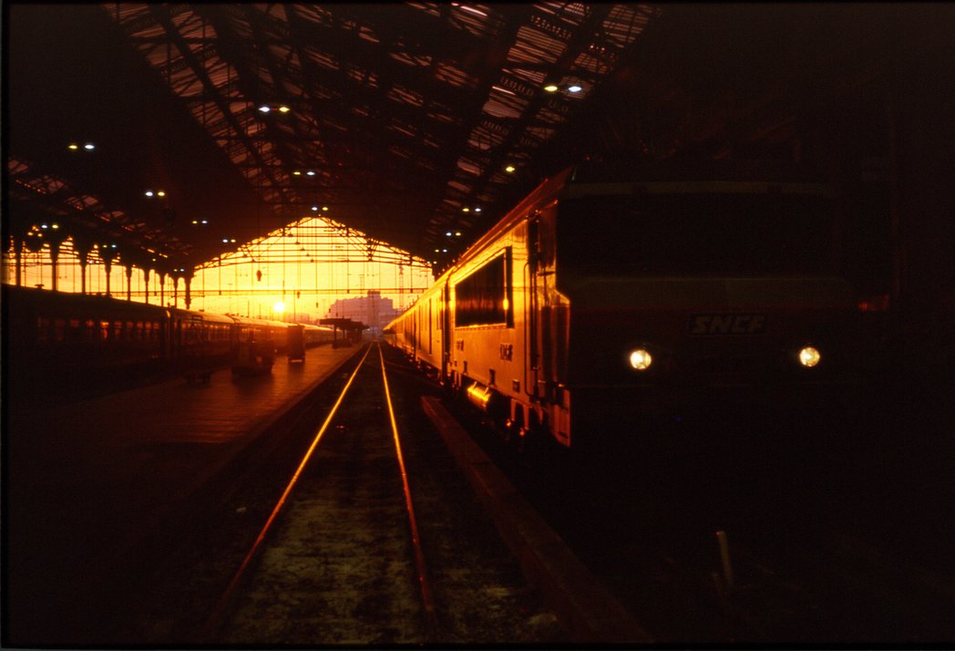 LaViedurail1's tweet photo. Arrivée d'un train matinal avec une #BB7200 en tête à Paris #garedeLyon 1989 Photo : NELLO GIAMBI https://t.co/WFTd0UzZ0q