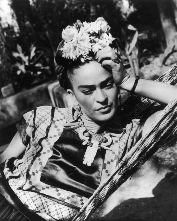 İyileşmek mi?
Ama ben hasta değilim ki, kırık döküğüm.
Aynı şey değil, anlıyor musun?

- Frida Kahlo