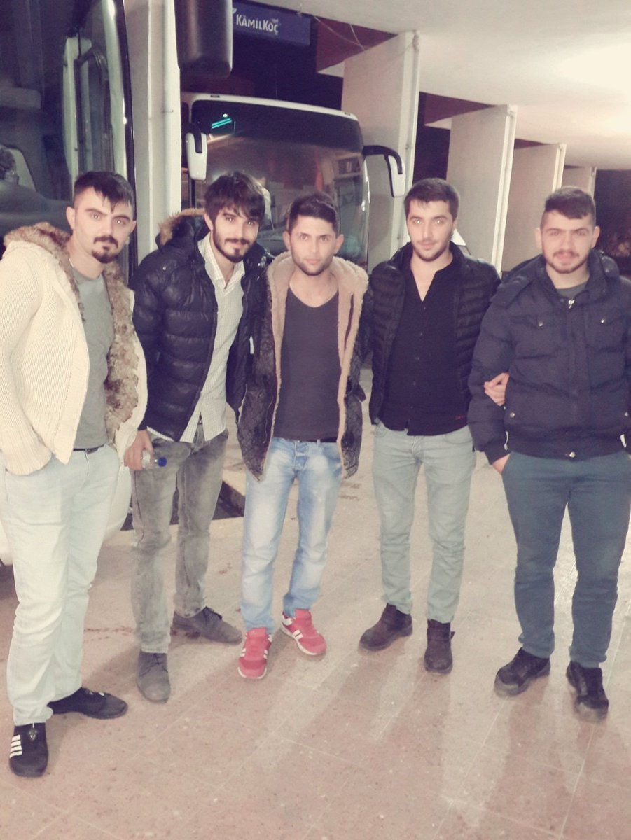 kardeşi olmalı insanın darda Yoldaşı 
hayallerinde sirdasi 
sırtını yasladigi 
gözü kapalı güvendigi kardeşi olmalı