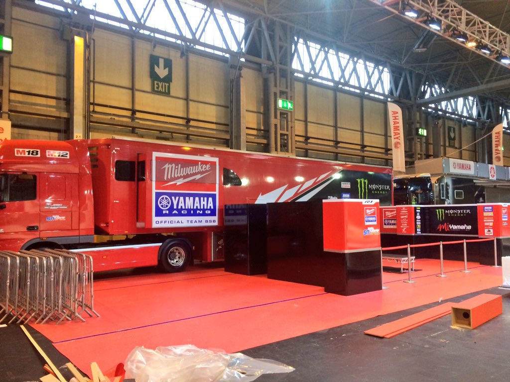 Killer1killer2's tweet photo. #BLOWN gear box #Barcelona #UKDRIVER FLEET trailers #Stuck-in-mud Widnes #logistics @motorcyclelive @Allport_Exhib https://t.co/cUChchrnah