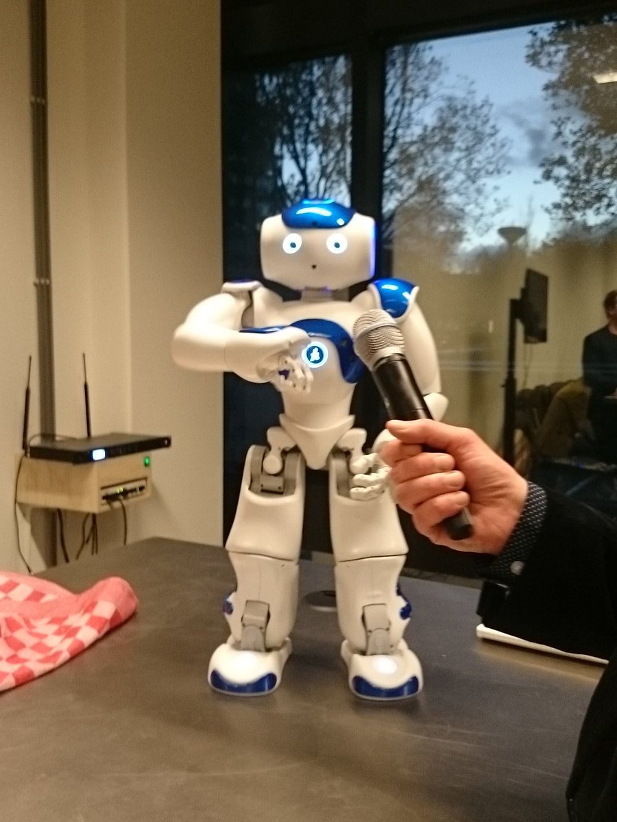 Veranderen's tweet photo. Maar... We hebben een mooi en leuk toetje die aan toekomstige veranderingen raakt; NAO de robot #changeday2015 https://t.co/hayP95xX4O