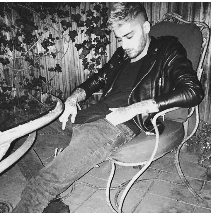Divinaluz18's tweet photo. A pesar de que no me hayas avisado de tu partida...aún sigo esperando tu vuelta....✖💋  #8MonthsWithoutZayn https://t.co/AXMIfIvwtI