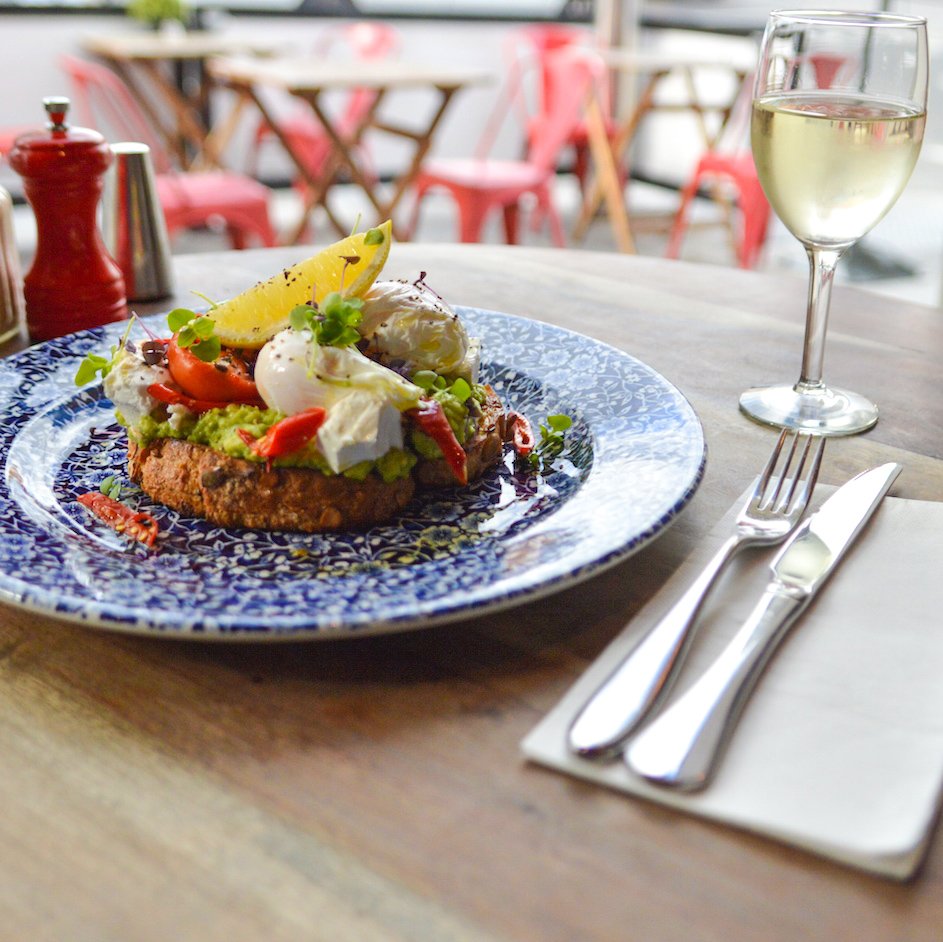 HarvestBlend's tweet photo. A perfect lunch on a hot day, accompanied with a a crisp white! https://t.co/LxyFxIRHKX