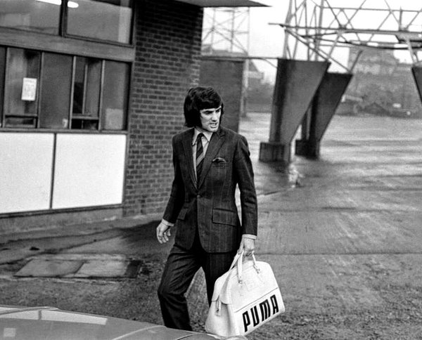 Footballtweet's tweet photo. On this day, 10 years ago, the great George Best passed away. Gone but never forgotten. https://t.co/e9pak6yUY6