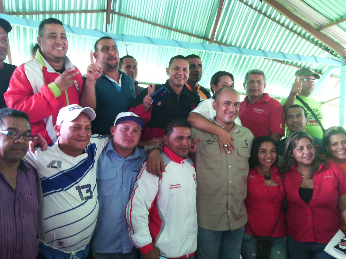 LaTataPSUV's tweet photo. #asamblea con los deportistas donde manifestaron el apoyo  a nuestros candidatos @HectoRodriguez @ornellapsuv2015 https://t.co/8pCzKOSiSc