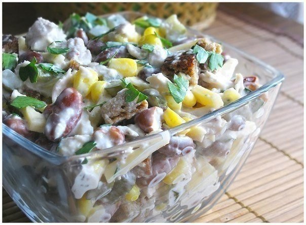 Салат с курицей, фасолью и сыром 185ккал. на 100гр