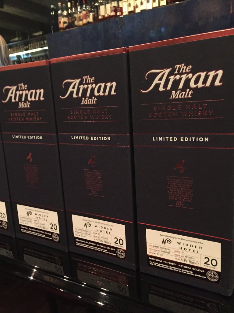 ElisaGiovanoli's tweet photo. #widderbar tasting amazing 20 years old #Arran #whisky https://t.co/sur5nX9ojt