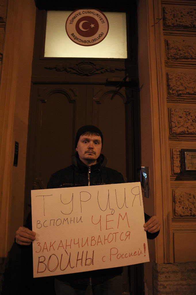 Ryzhov_D's tweet photo. Пикетчики #НОД вчера у посольства Турции в #Питер.
#Ударвспину https://t.co/s4pY5ZQyEC