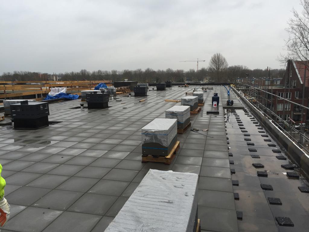 Groot rondlopend dakvlak wordt voorzien van tegels tbv #zonnepanelen in #IJsselstein