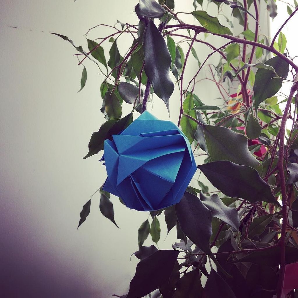 OrigamiInvasion's tweet photo. Ça sent les décos de sapin de Noël homemade ;)
#origami #paper #papercraft #brocade #decorigami #noel #christmas #d… https://t.co/8Doow4VXbW