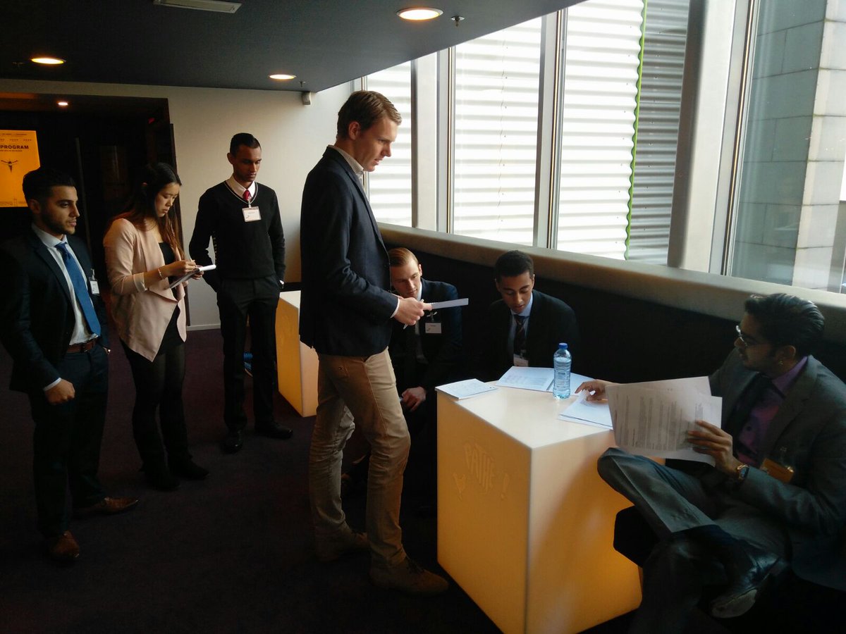 jetpie's tweet photo. Inhousedag HHS bij Pathé de Kuip, de studenten zijn vragen aan het stellen bij de "klant" :) @wernergo @WerkenbijPwC https://t.co/RwB6LnUd7N