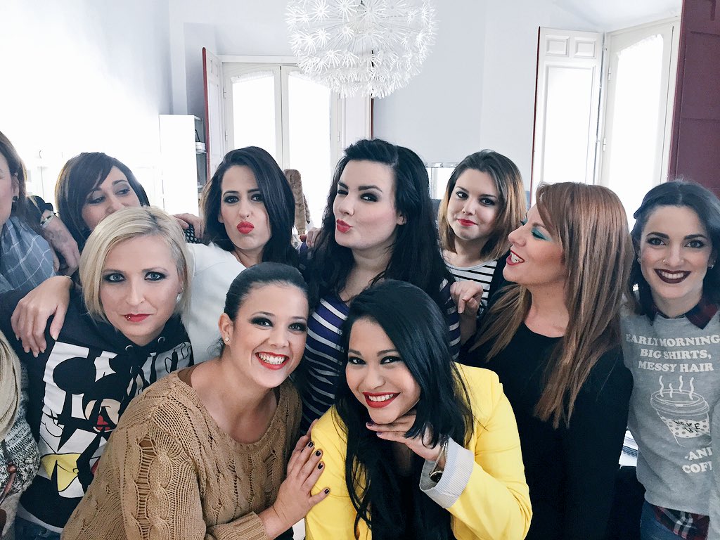 Hoy desde Arteness, nos pintamos los labios de #Rojo como compromiso de NO violencia hacia mujeres. #Porlasmujeres