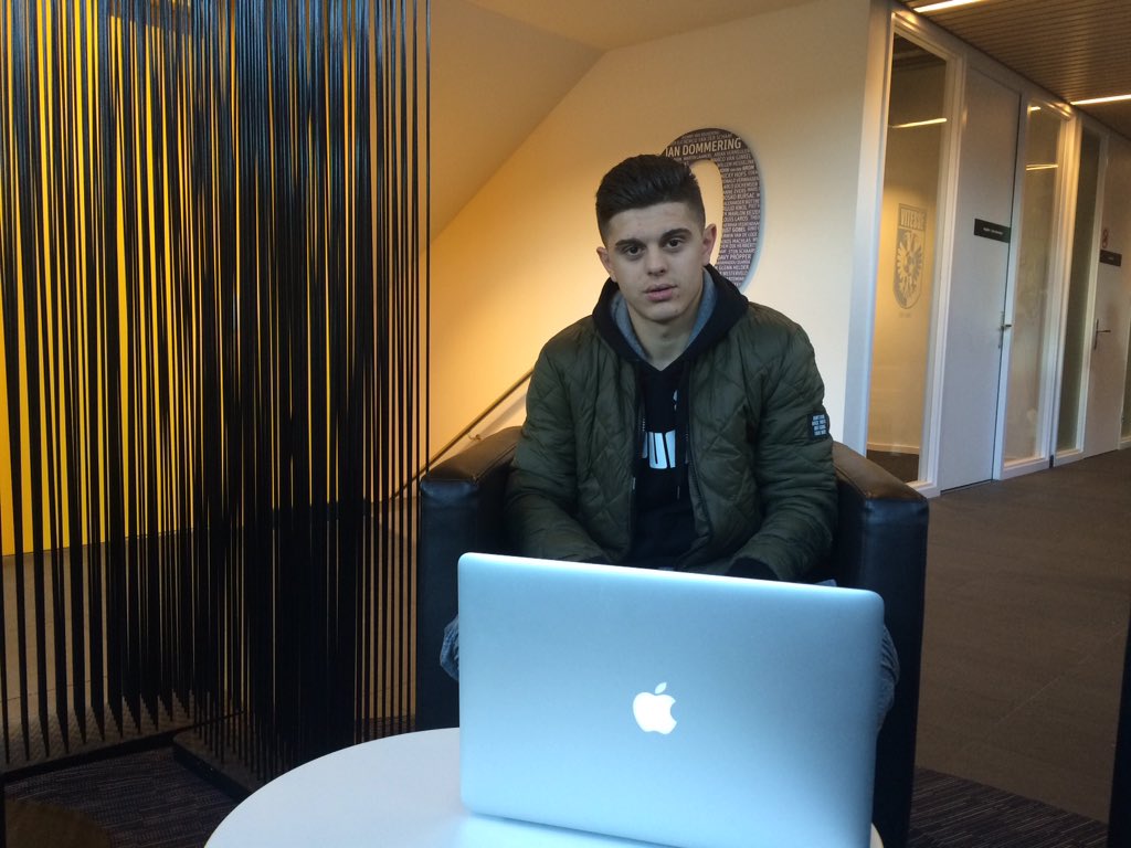 MijnVitesse's tweet photo. Milot zit klaar achter de laptop. Stuur je vraag via #askmilot. https://t.co/SDguzLWS8E