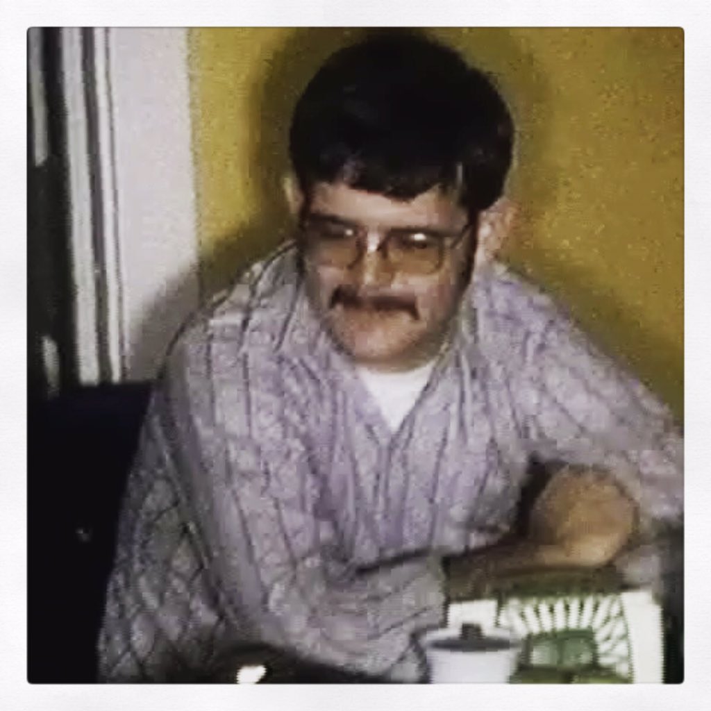 veggiequeen3's tweet photo. Happy Birthday Dad @bowmanjim3🎁🎉🎈😘!!! #old1970spics #luvyou https://t.co/OO2NmR0qPE