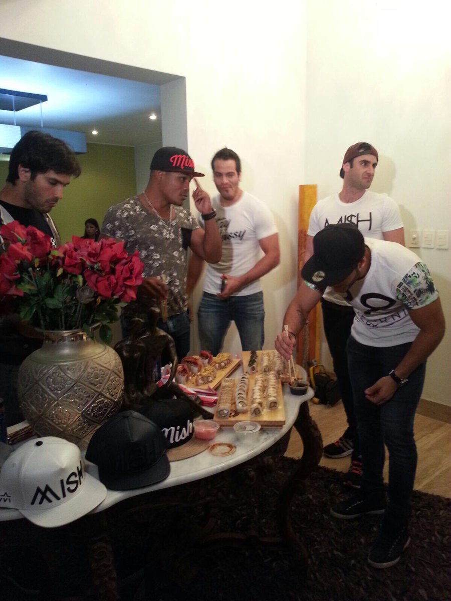 mario_hart's tweet photo. Gracias @rollstarsushi por el sushi para nuestro videoclip, estuvieron buenasos!!! https://t.co/9Y4BnVkHo8