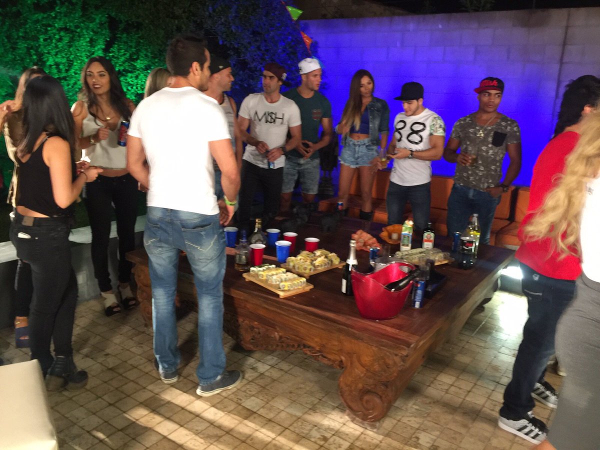 mario_hart's tweet photo. Gracias @rollstarsushi por el sushi para nuestro videoclip, estuvieron buenasos!!! https://t.co/9Y4BnVkHo8