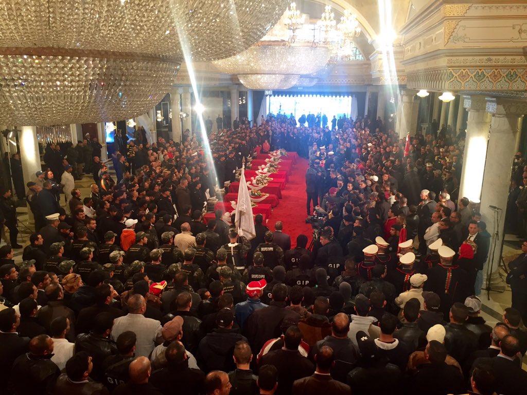 gFiras's tweet photo. Cérémonie d'éloge funèbre des 12 martyrs de la garde présidentielle à Carthage. #TunisAttack #Tunisie https://t.co/niTp5ouQb2