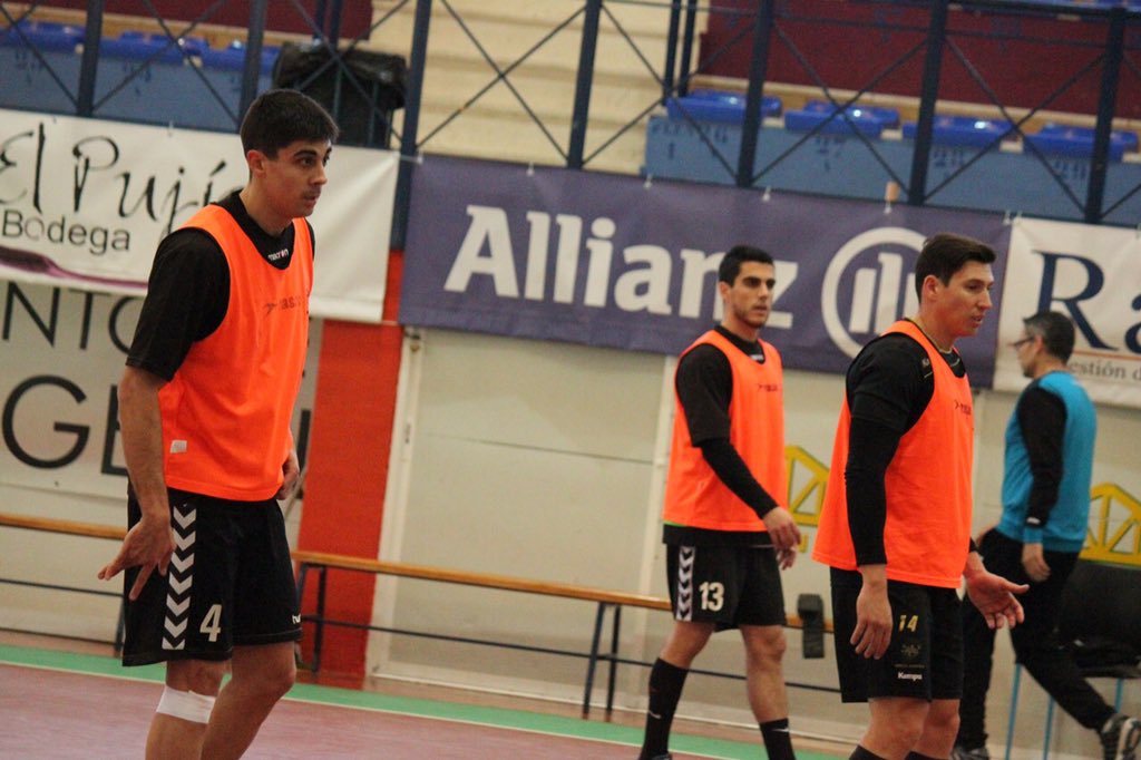 balonmanosalle's tweet photo. Nuestros jugadores @OSCAR4GS y @1013javier han realizado un gran entrenamiento con el @AngelXimenezBM esta mañana https://t.co/eJJjmQse6t