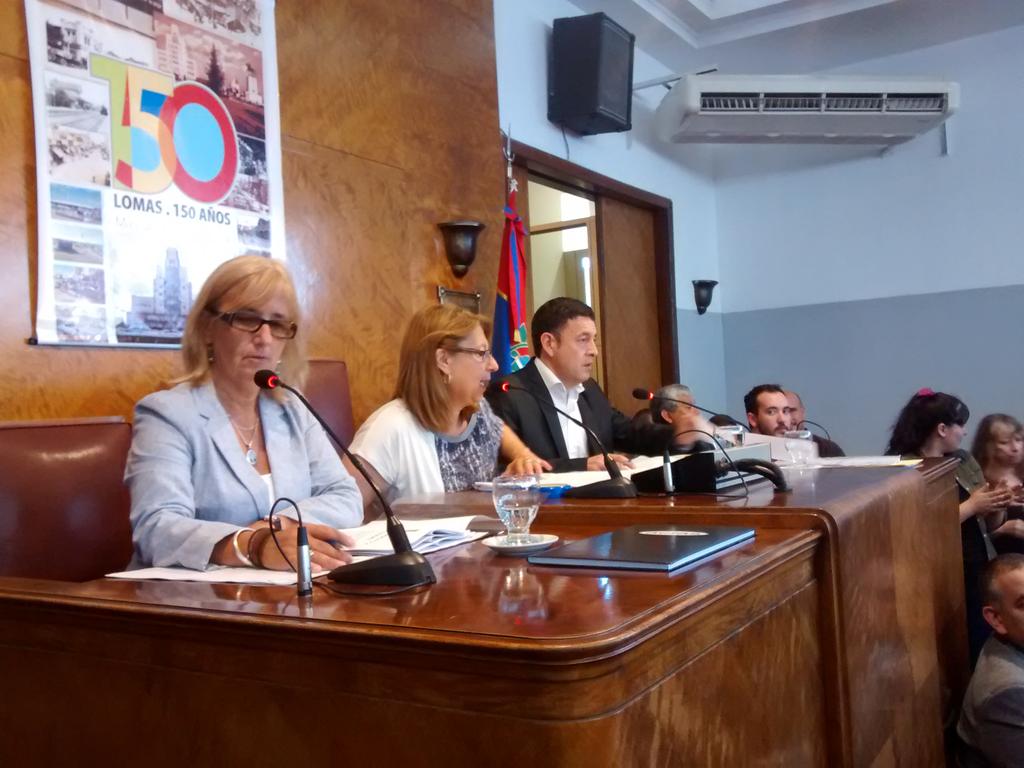 Fede_Rullo's tweet photo. Sesión #HCDLomas presidida por Tranfo. @scarasatorre Queda como intendente interino por licencia de @minsaurralde https://t.co/h0627njAy0