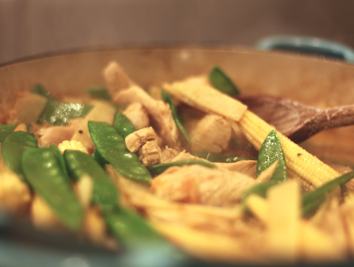 makemunch's tweet photo. Wondering what to eat tonight? Wonder no more! Thai Green Curry. Recipe from Rasa Malaysia https://t.co/797NbmQXmz https://t.co/oywpqMBO3Z