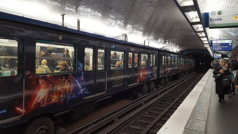 TyramisuFR's tweet photo. La ligne 6 du métro parisien se met aux couleurs de #StarWarsTheForceAwakens ! https://t.co/380XHOarXq #Star https://t.co/UN2xjB2BDI