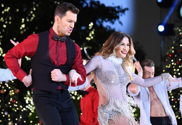 HolkerUpdates's tweet photo. HQ photos of #TeamAndison during Season 21 finale opening number! [11.24.2015] https://t.co/5WUSdqRVNf