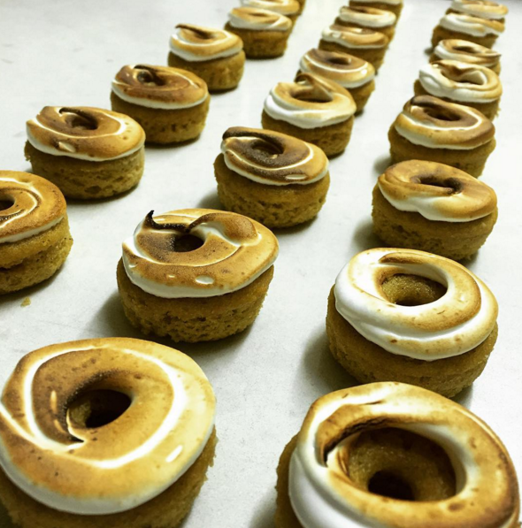 dessertbuzz's tweet photo. These Sweet potato cake donuts w/ toasted marshmallow topping from @ZuckerBakery look pretty darn tasty #meringe https://t.co/GyPjtbSjZA