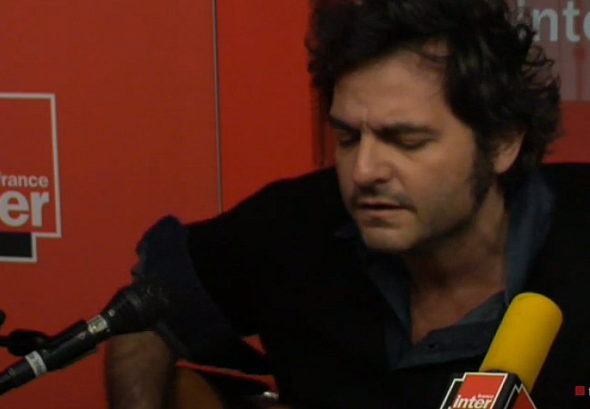 franceinter's tweet photo. VIDÉO | @M_Chedid reprend "Sous les jupes des filles" de Souchon ► https://t.co/mNe9YnTs1j ♫♪ @ATrapenard #fioufiou https://t.co/XyLyxFUIoZ