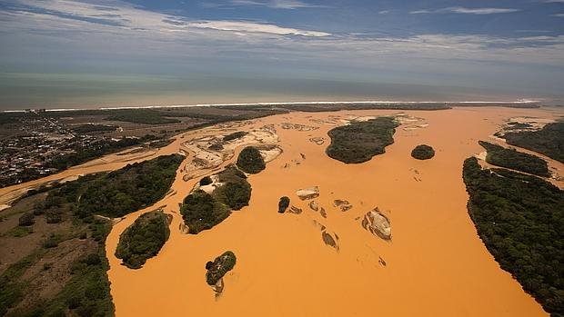 GreenpeaceArg's tweet photo. El barro contaminado con metales pesados atravesó 650km y mató área fértil del tamaño de Austria. #NoFueUnAccidente https://t.co/sMcA1oDFcK