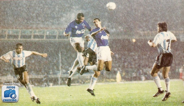 CruzeiroFotos's tweet photo. #SuperCopa92 Célio Lúcio e Luizinho em ação contra o Racing na Vitória do Cruzeiro por 4x0 na final da Supercopa. https://t.co/hVsHa9fT70
