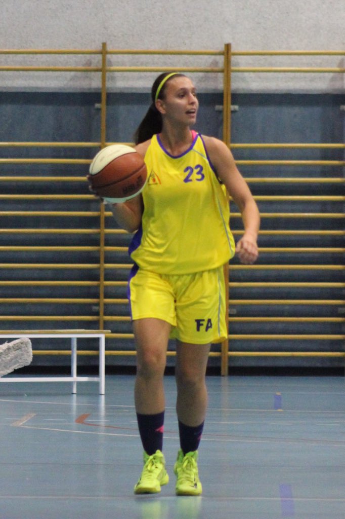 FEMENINALCORCON's tweet photo. Las lesiones no nos debilitan, nos hacen más fuertes! Recuperaros bien @10elisabeth y #Anais23,el basket os necesita https://t.co/dKkZ8Wgl2d